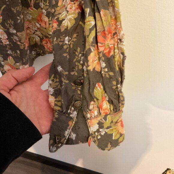 Anthropologie Floral Pattern Blouse with Ruched Cuffs, buttons size small - Picture 6 of 10
